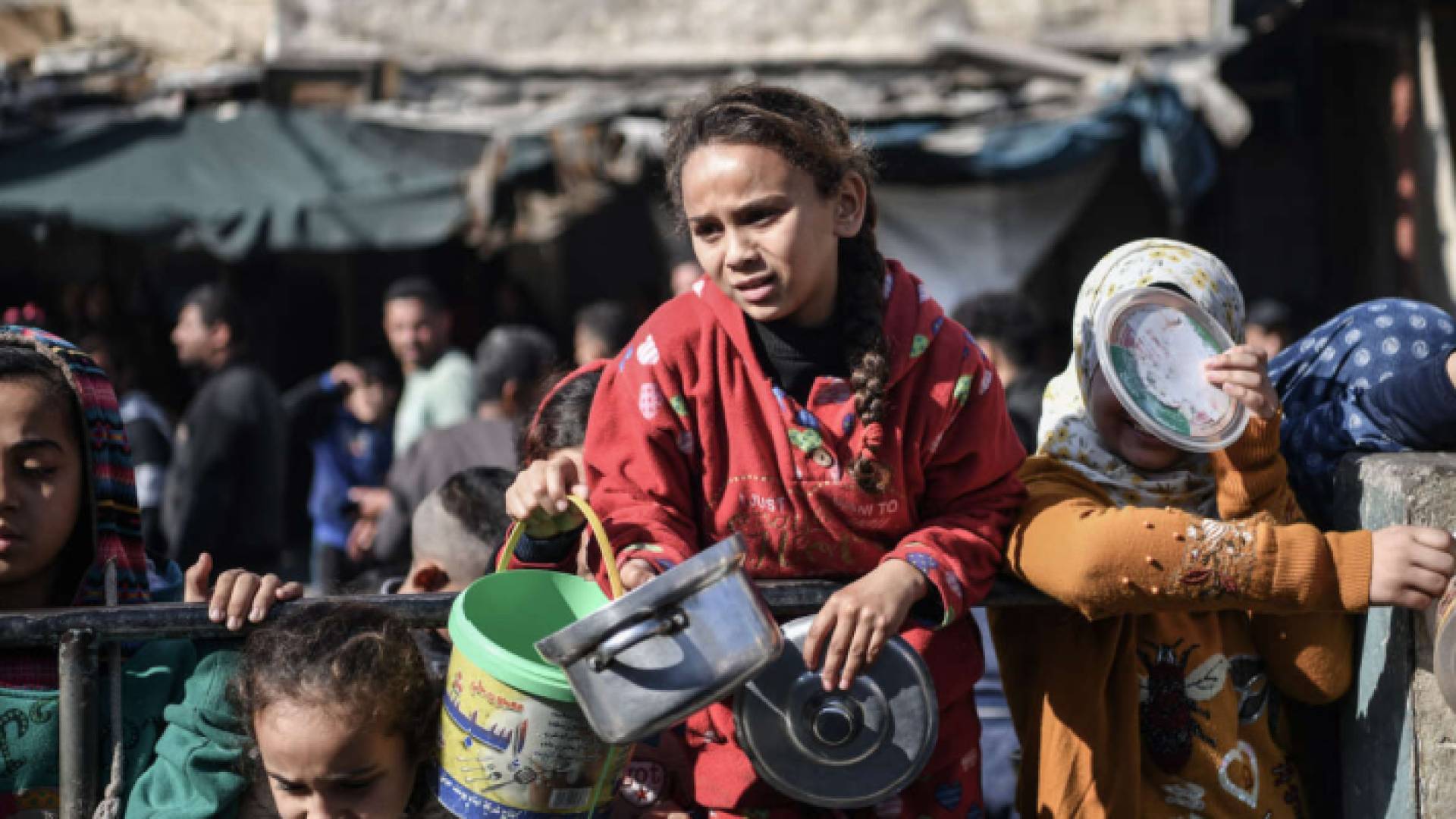 أطفال في قطاع غزة يحاولون الحصول على الغذاء