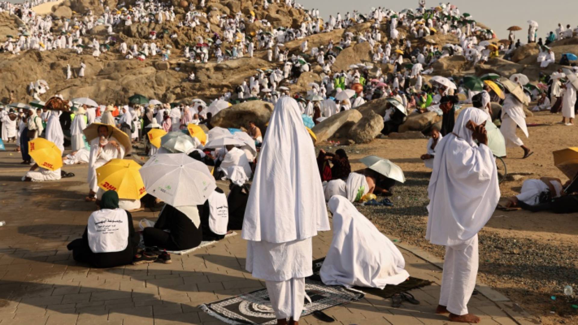 حجاج يقفون على جبل عرفات خلال تأدية مناسك الحج