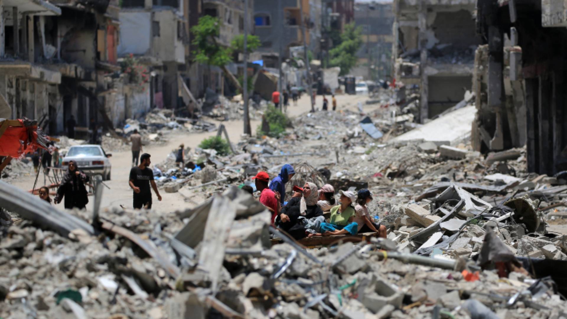 شارع مدمر في خان يونس بجنوب غزة جراء عدوان الاحتلال