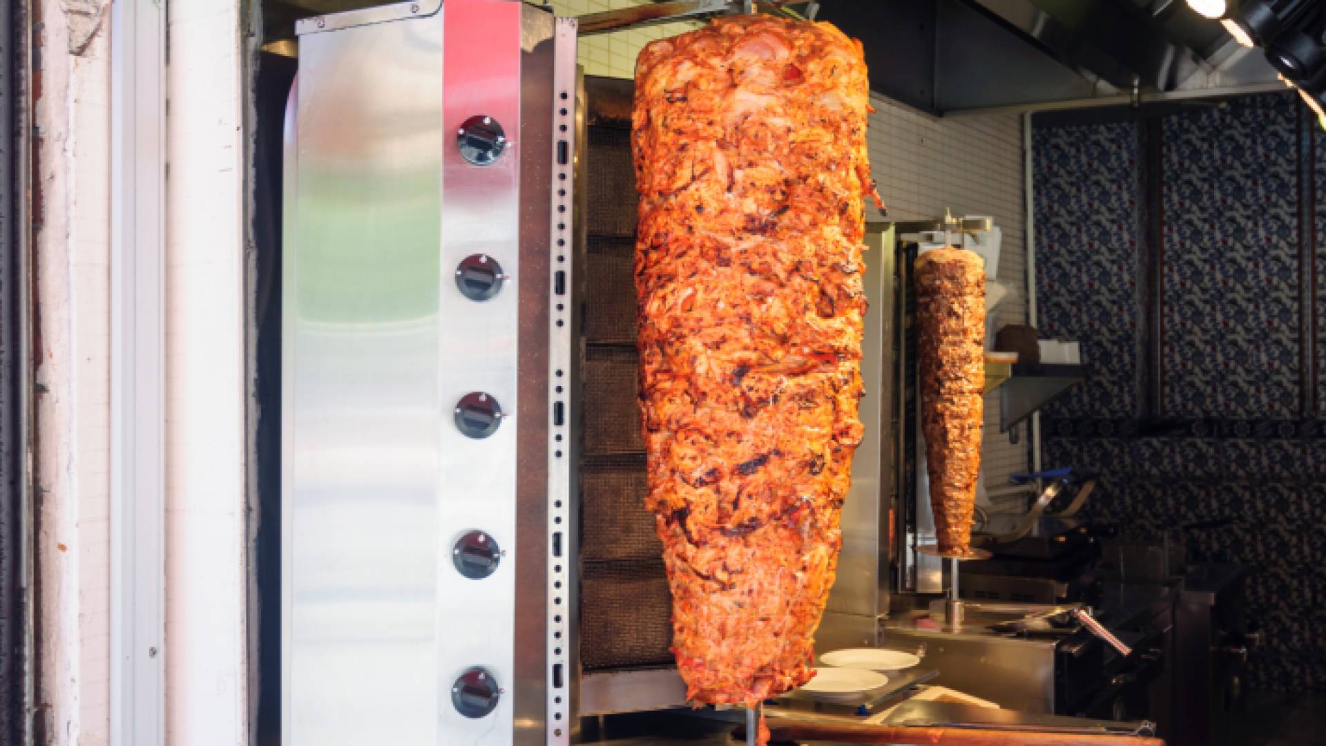 مطعم يقدم وجبات الشاورما