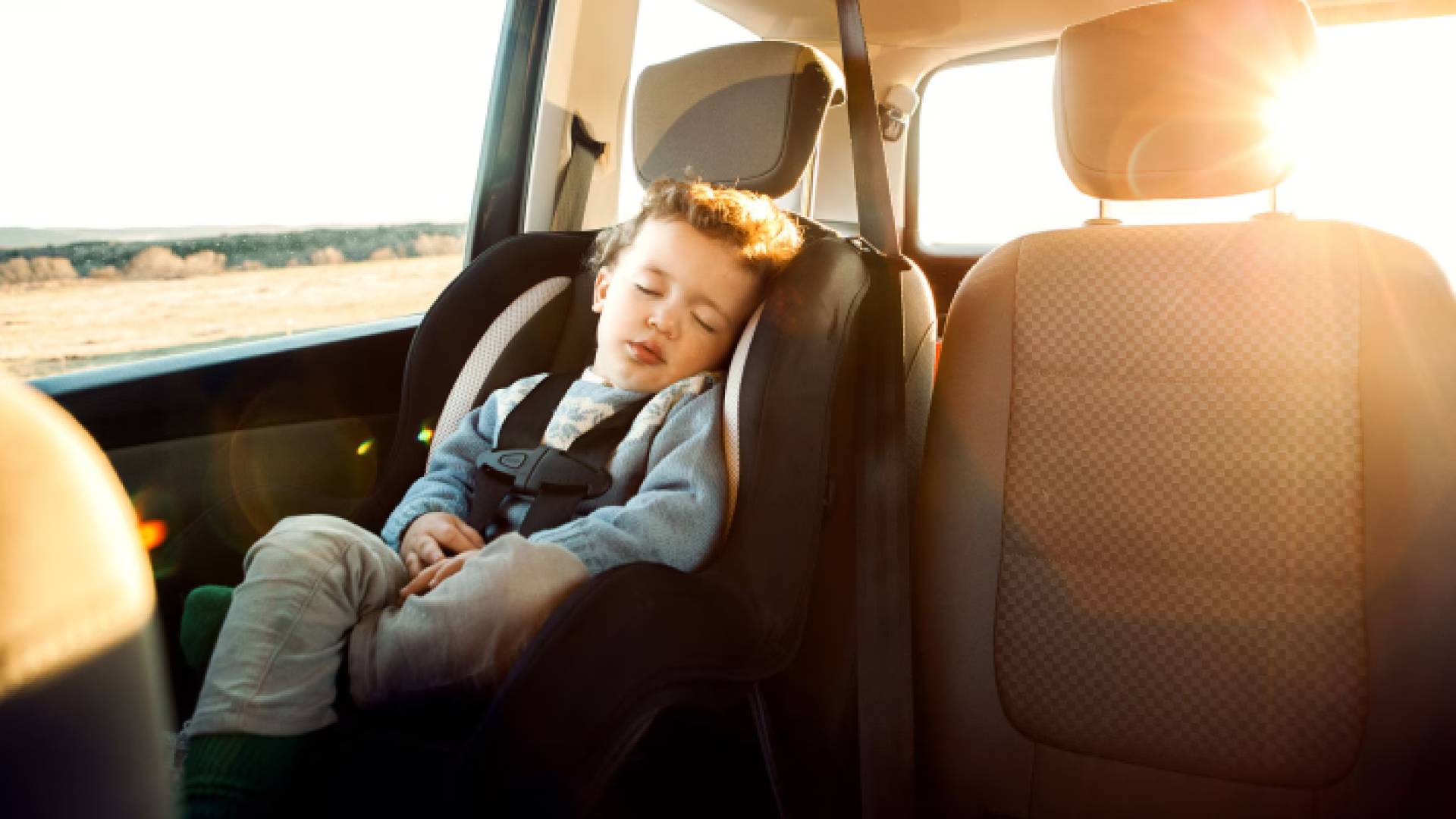 صغير داخل سيارة مغلقة