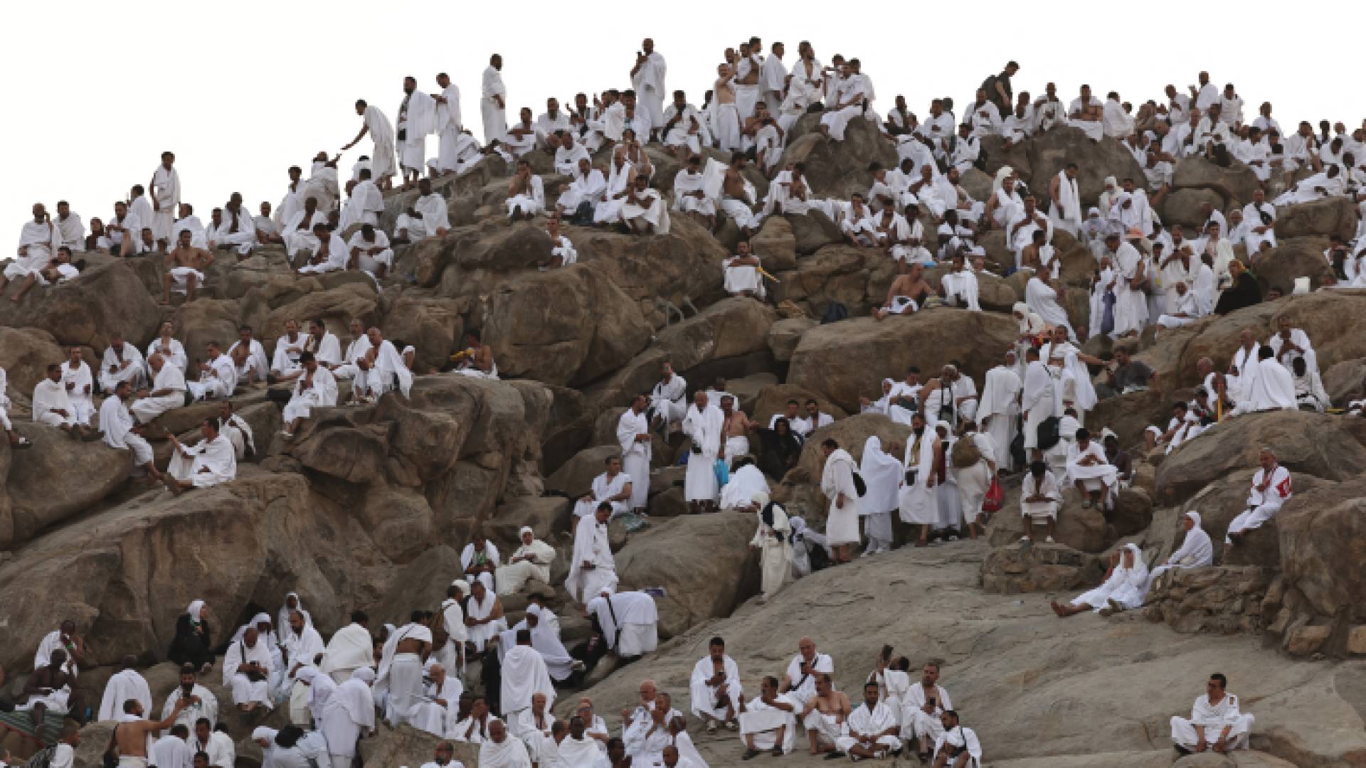 يصلي الحجاج المسلمون عند الفجر على جبل عرفات في المملكة العربية السعودية