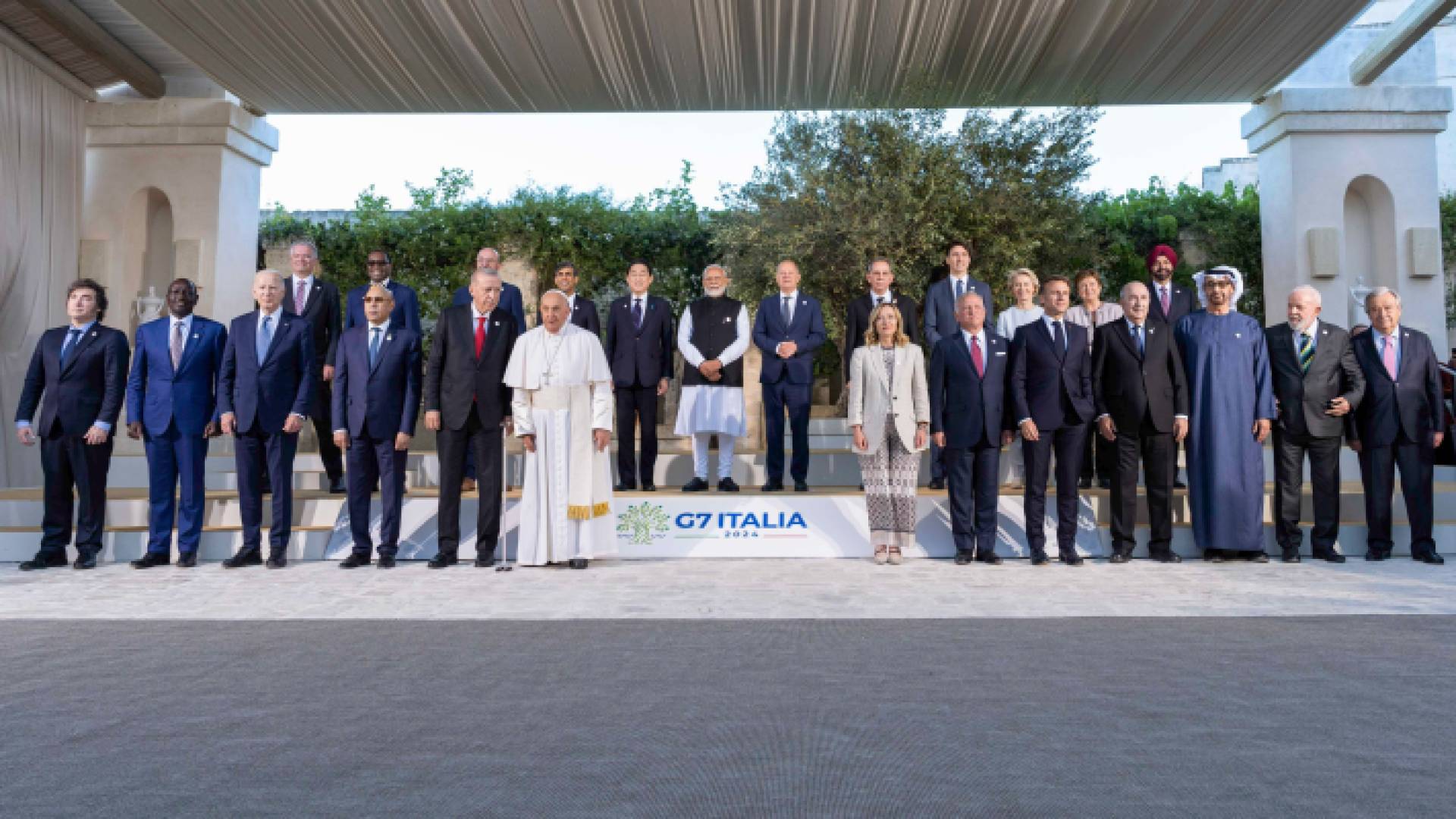 جلالة الملك عبدالله الثاني في صورة جماعية مع قادة الدول ورؤساء الوفود المشاركة في قمة مجموعة السبع