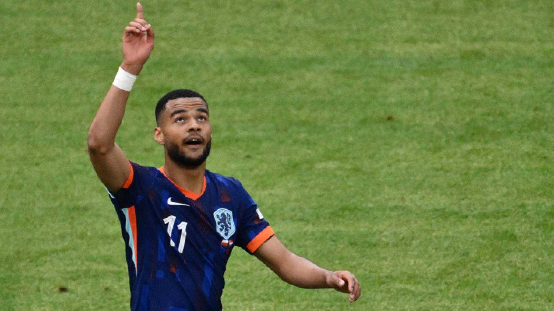 لاعب هولندي يحتفل بهدف