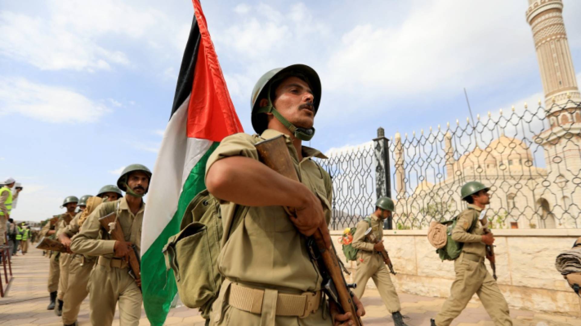 طلاب الأكاديمية العسكرية في صنعاء ينضمون إلى المتظاهرين اليمنيين خلال مسيرة تضامن مع الشعب الفلسطيني