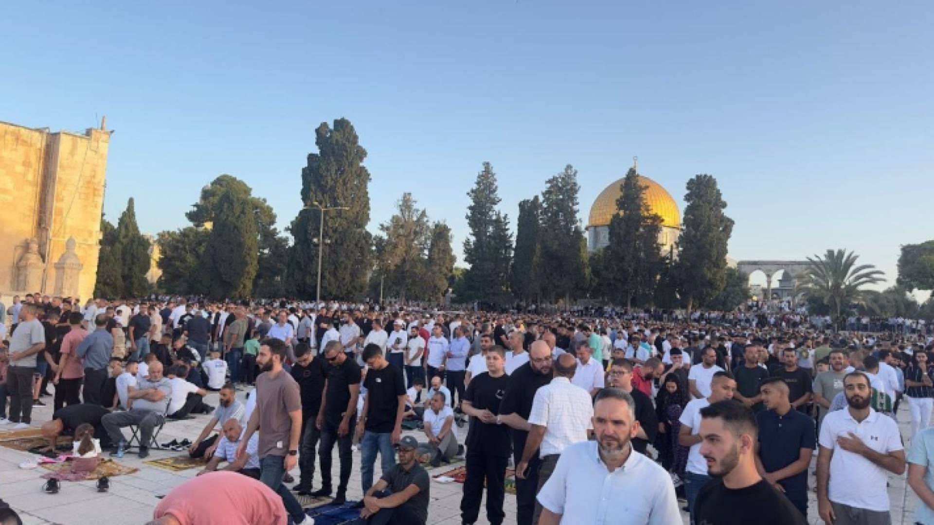 فلسطينيون في رحاب ساحات المسجد الأقصى