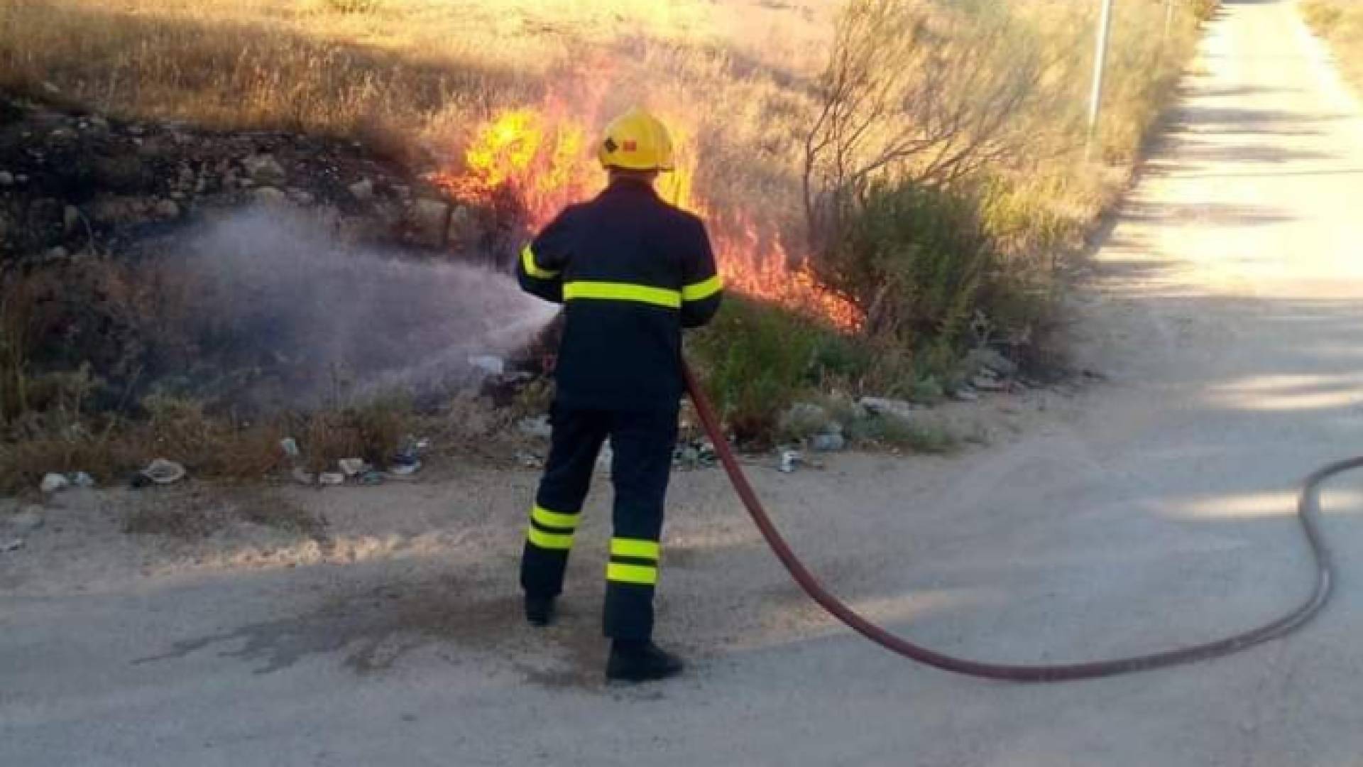 إخماد حريق أعشاب جافة