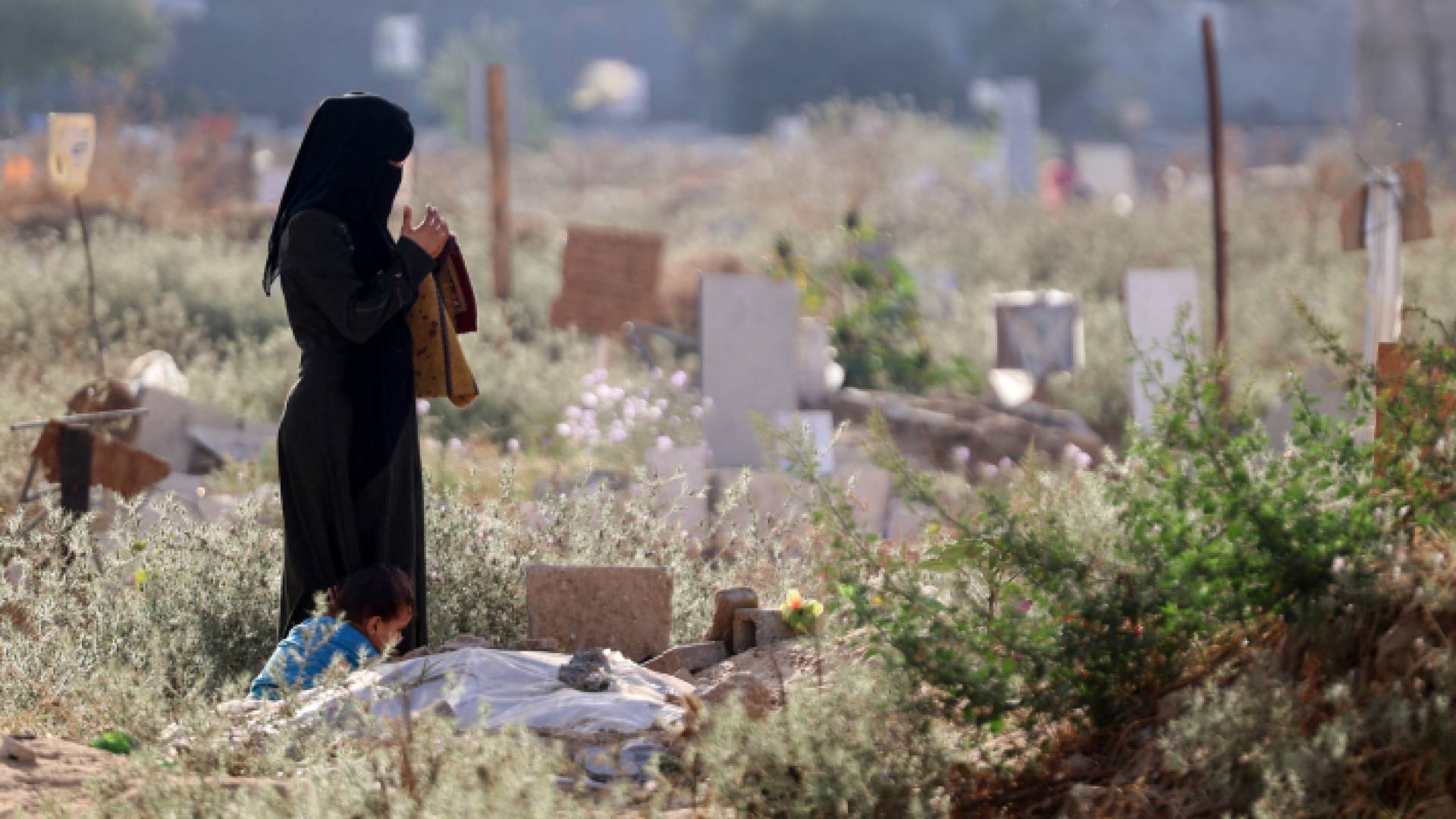 سيدة فلسطينية أمام أحد الشواهد في غزة