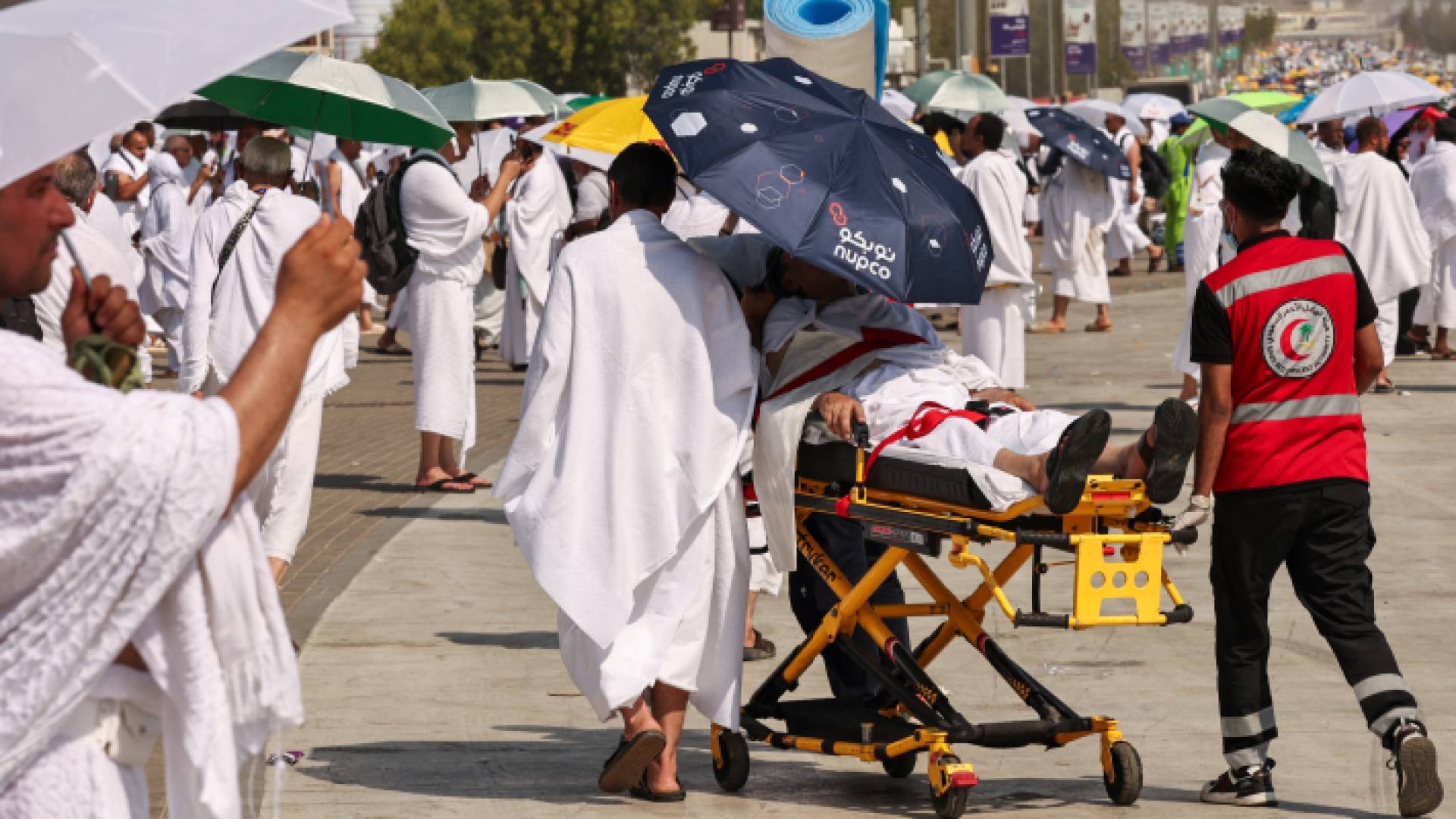 اسعاف حاج تعرض لضربة شمس أثناء تأدية مناسك الحج "أ ف ب"