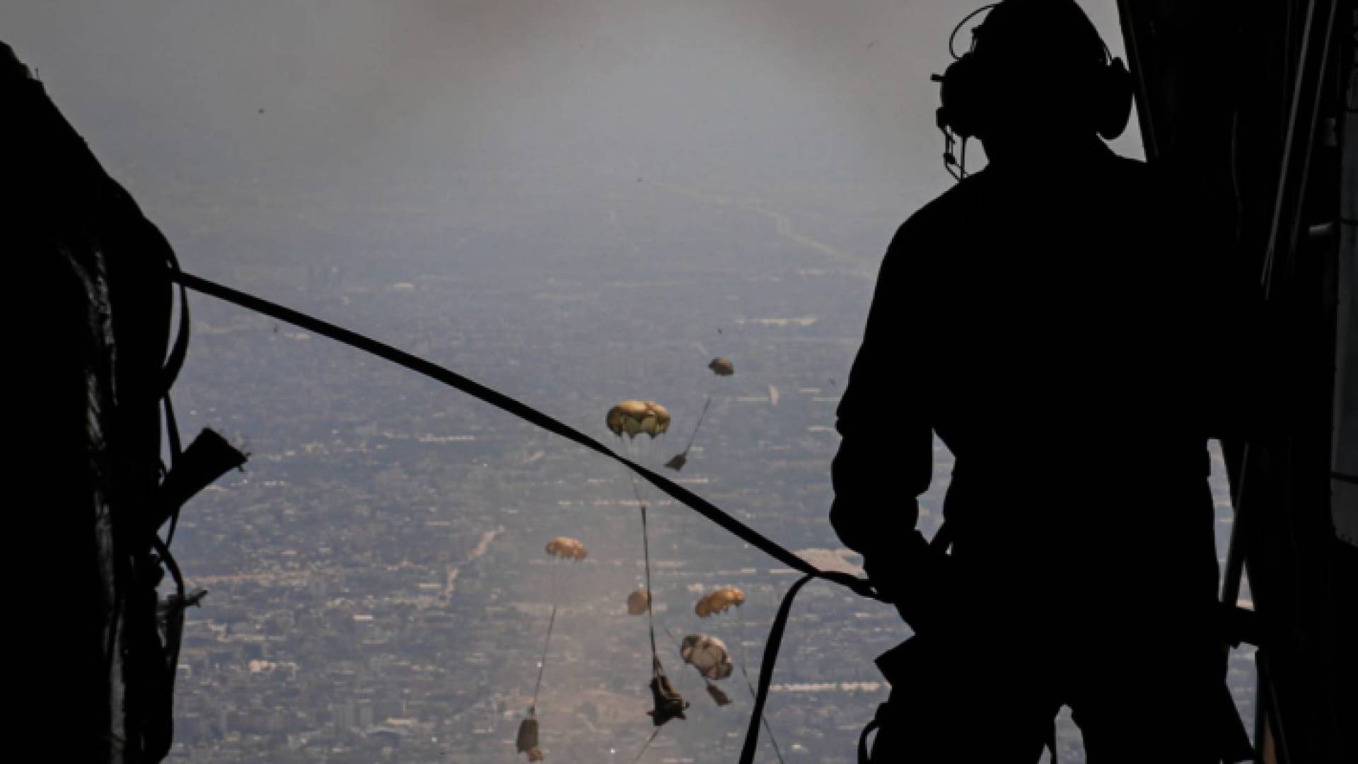 إنزال جوي أردني إغاثي مشترك على غزة