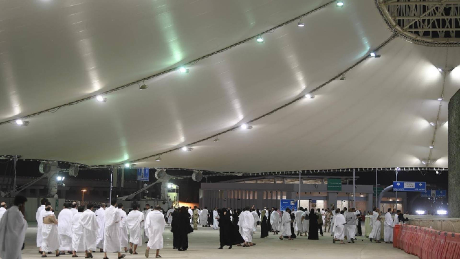 حجاج بيت الله الحرام يرمون جمرة العقبة الكبرى