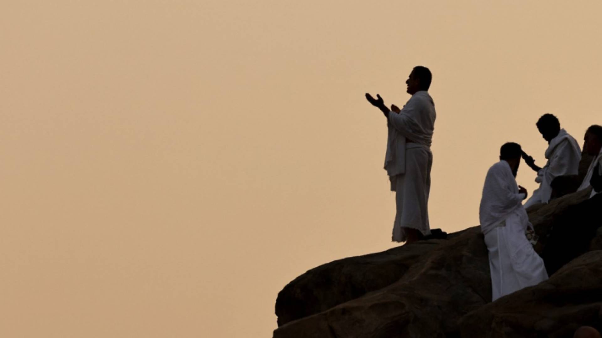 حاج يرفع يديه تضرعا إلى الله عز وجل