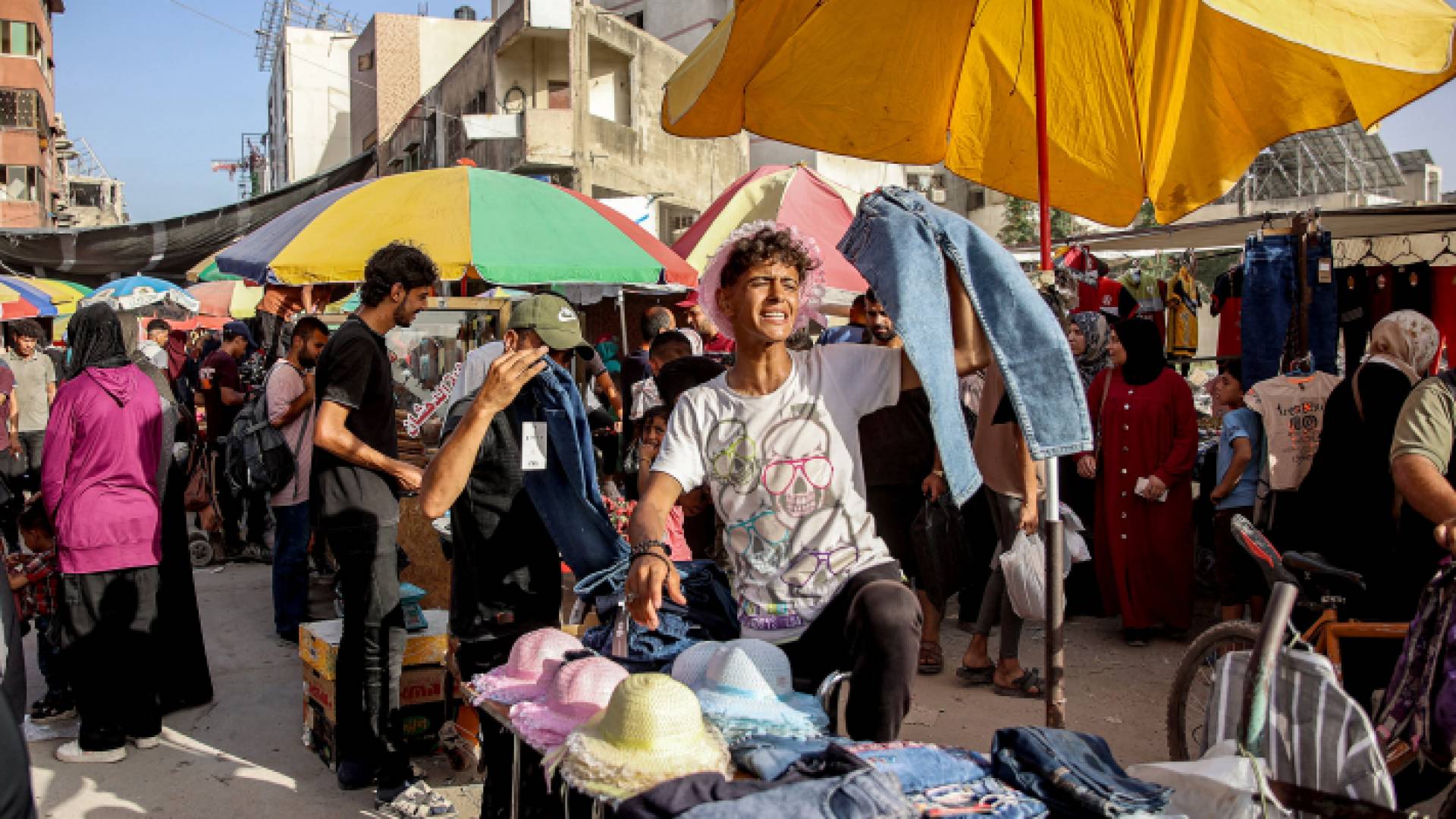 فلسطينيون في سوق مزدحم في مدينة غزة عيد الأضحى