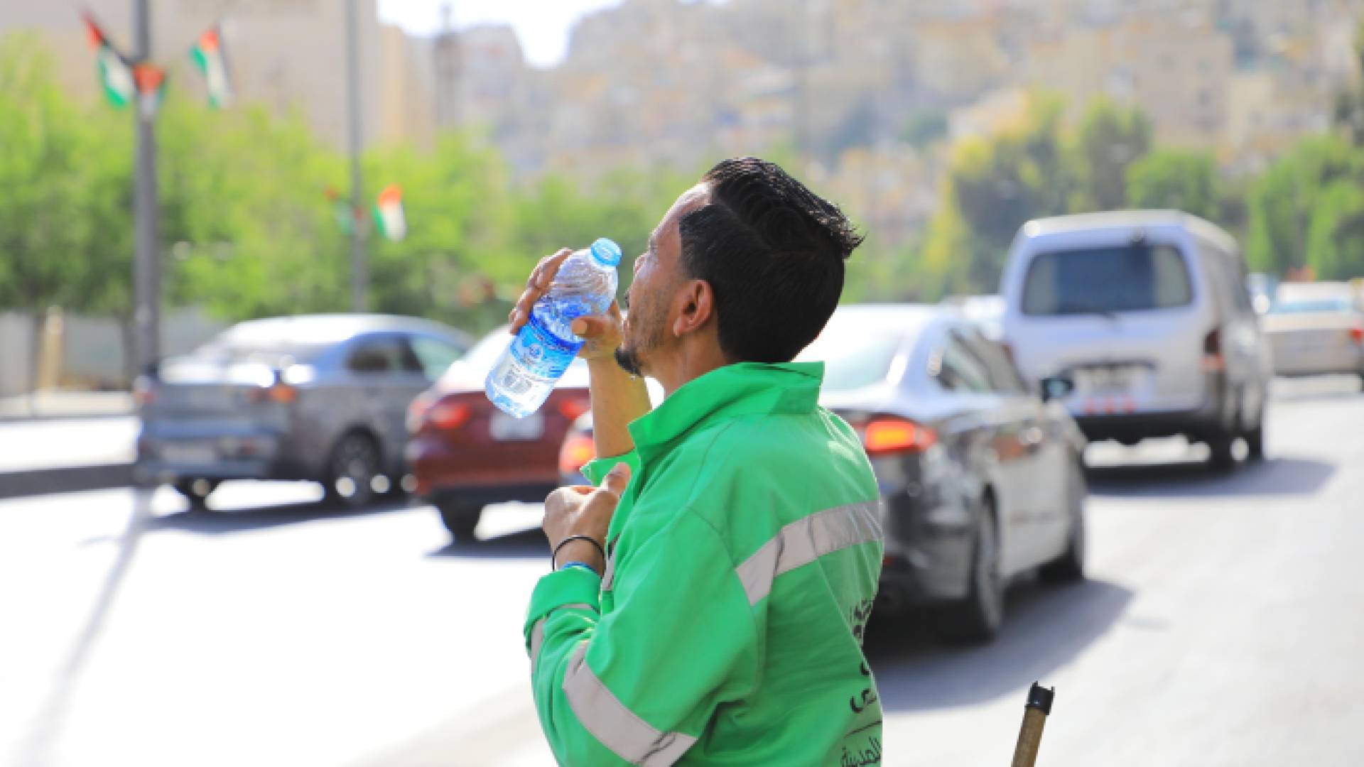عامل وطن يشرب المياه خلال موجة حر