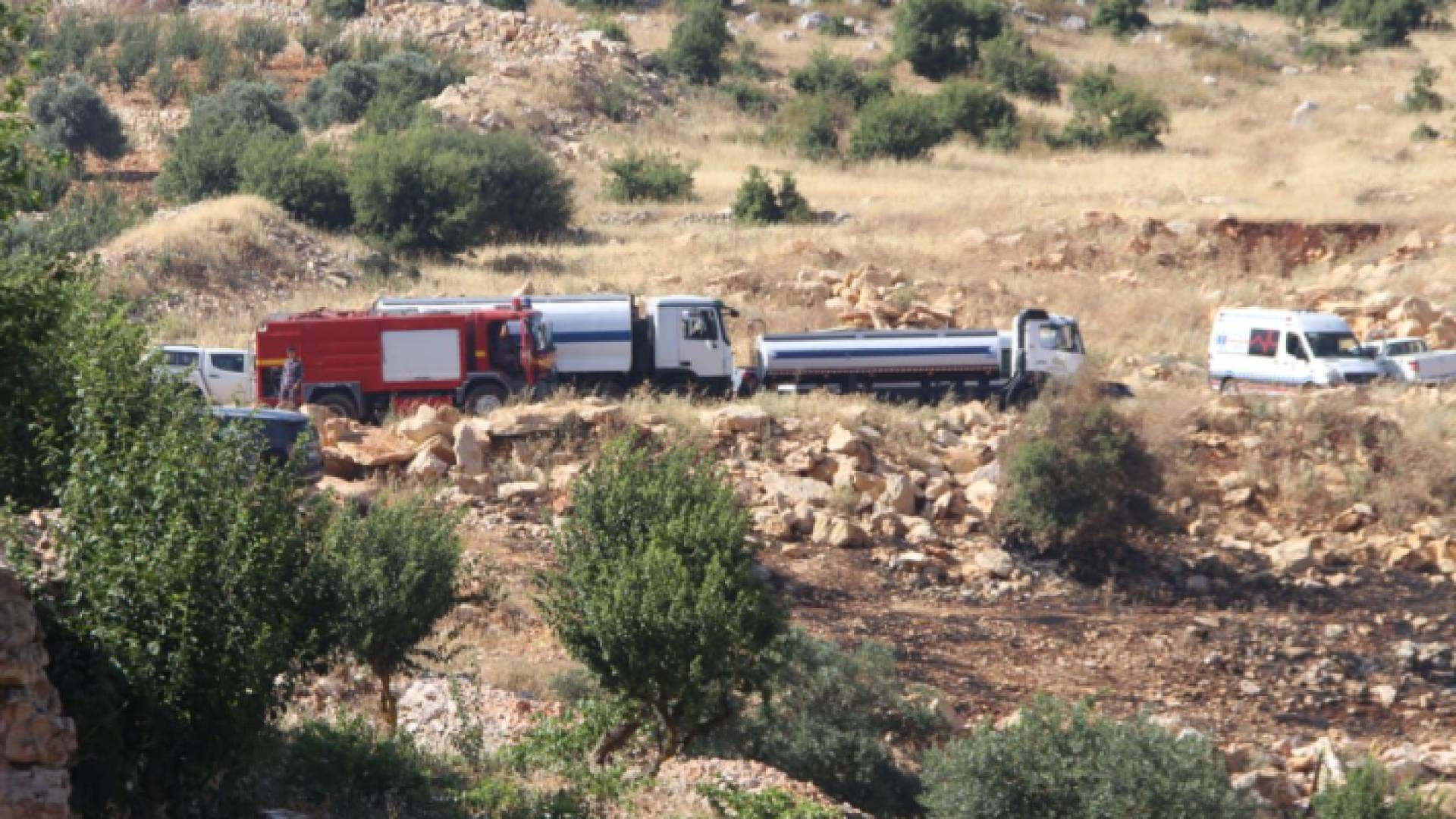 خلال اطفاء الدفاع المدني لحريق في في منطقة الصفصافة بعجلون