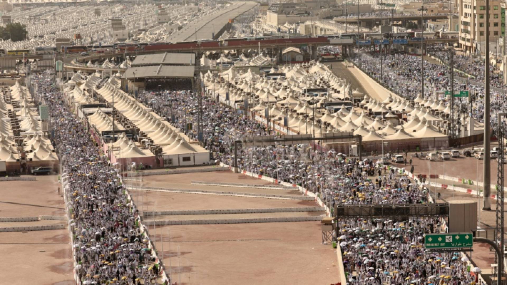 الحجاج يصلون لأداء طقوس "رجم الشيطان" كجزء من فريضة الحج في منى