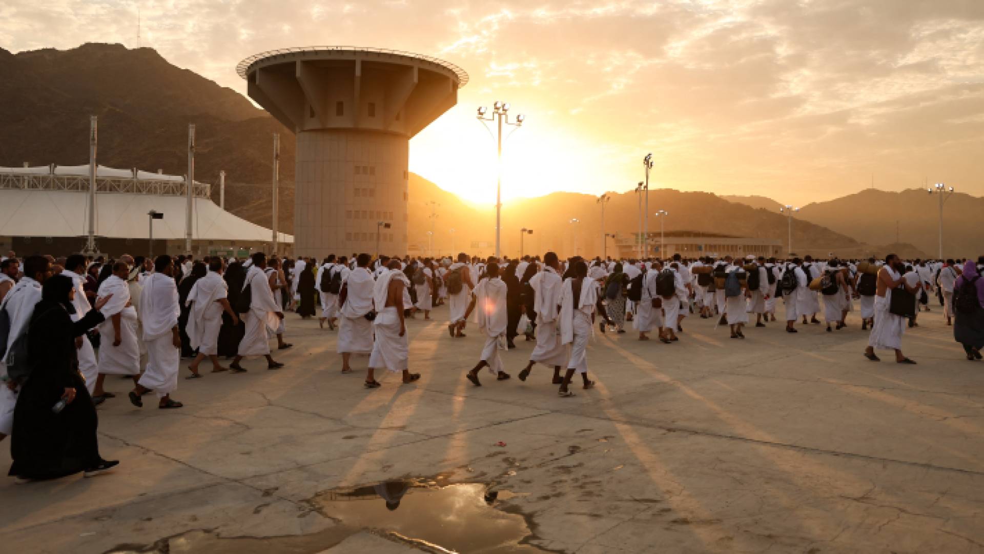 حجاج يؤدون مناسك الحج