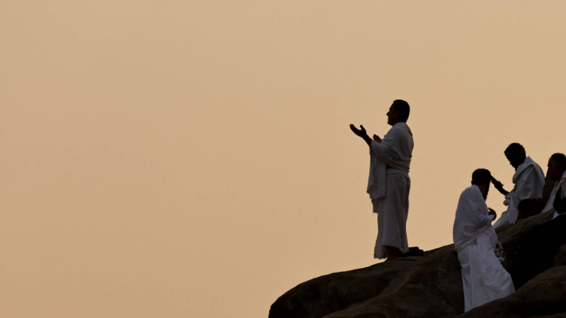 حجاج يقفون على جبل عرفات