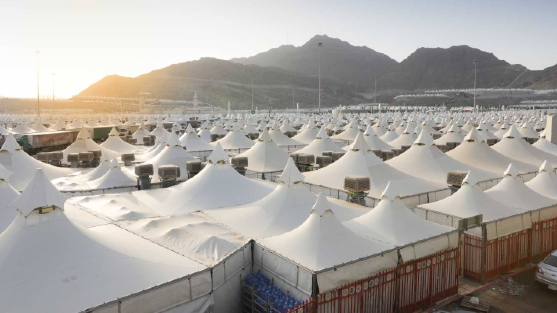 صورة جوية تظهر مخيم الحجاج في منى بالقرب من مدينة مكة المكرمة