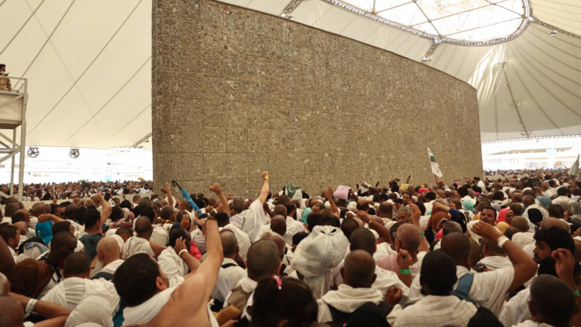 حجاج بيت الله الحرام يرموم الجمرات