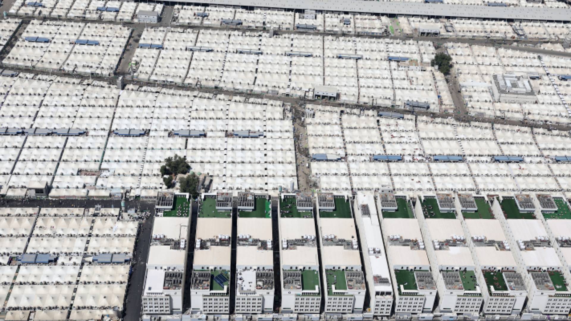 صورة جوية تظهر مخيم الحجاج في منى بالقرب من مدينة مكة المكرمة