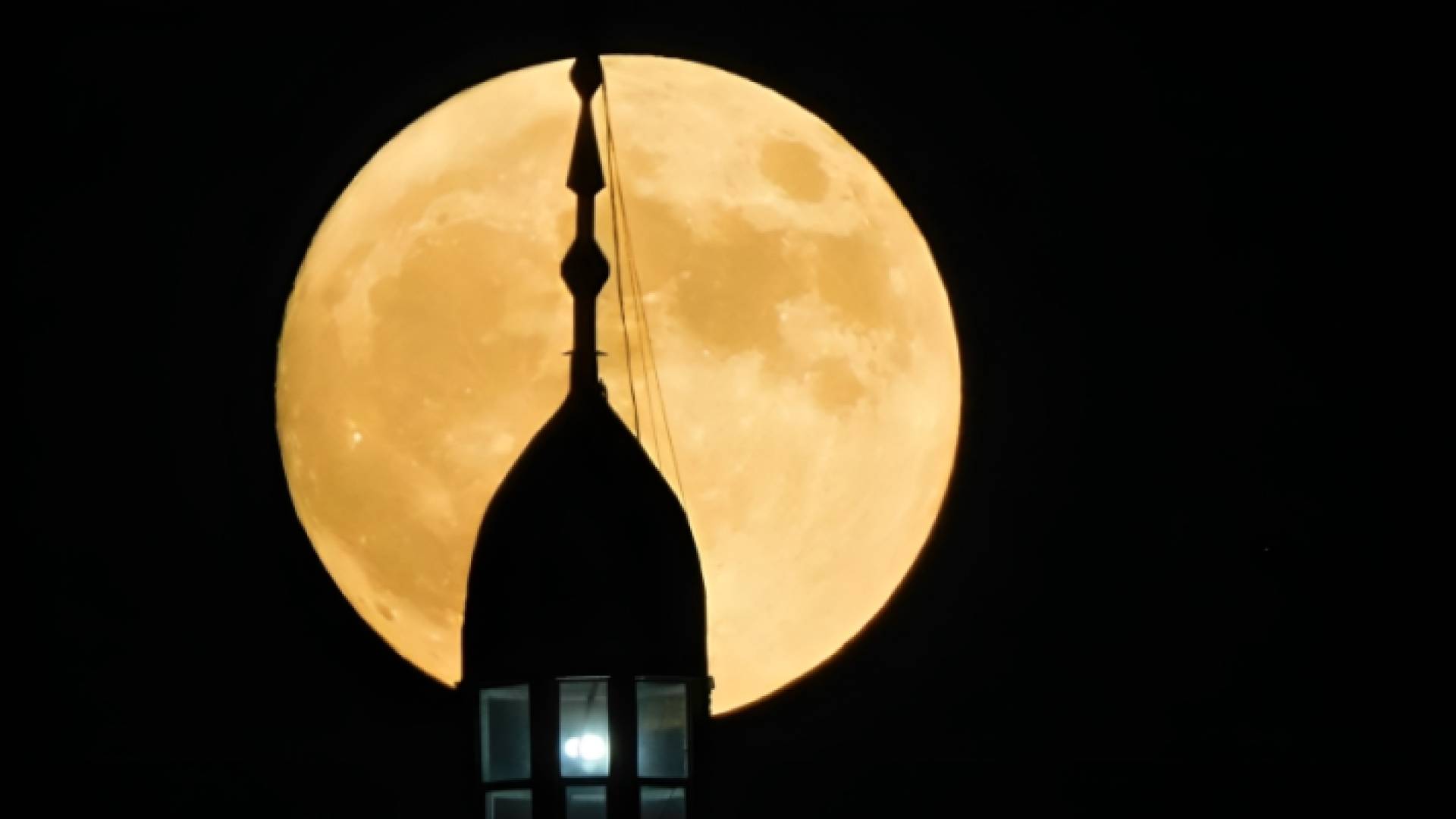 بدر حزيران أو بدر الفراولة في سماء الأردن - أرشيفية