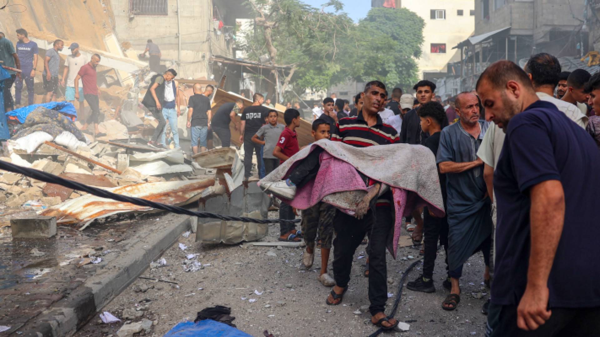 فلسطينيون في أعقاب قصف للاحتلال على مخيم البريج للاجئين في وسط قطاع غزة