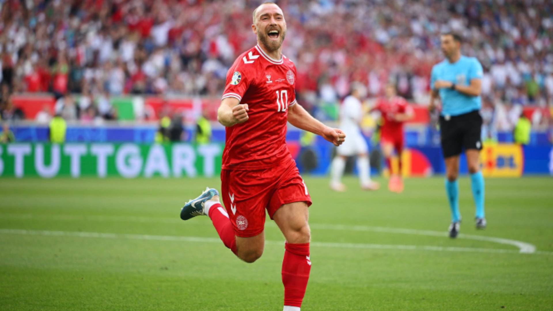 إريكسن يحتفل بهدفه