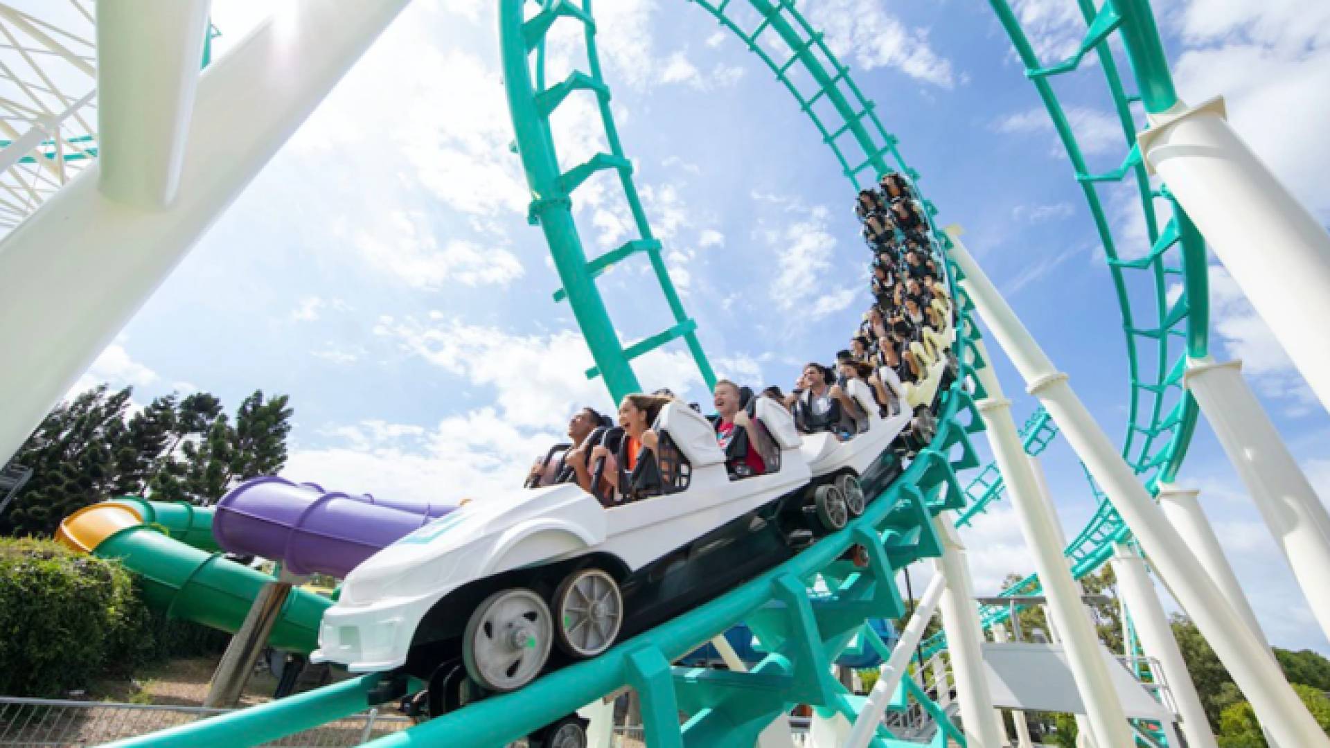 أشخاص داخل لعبة - تعبيرية