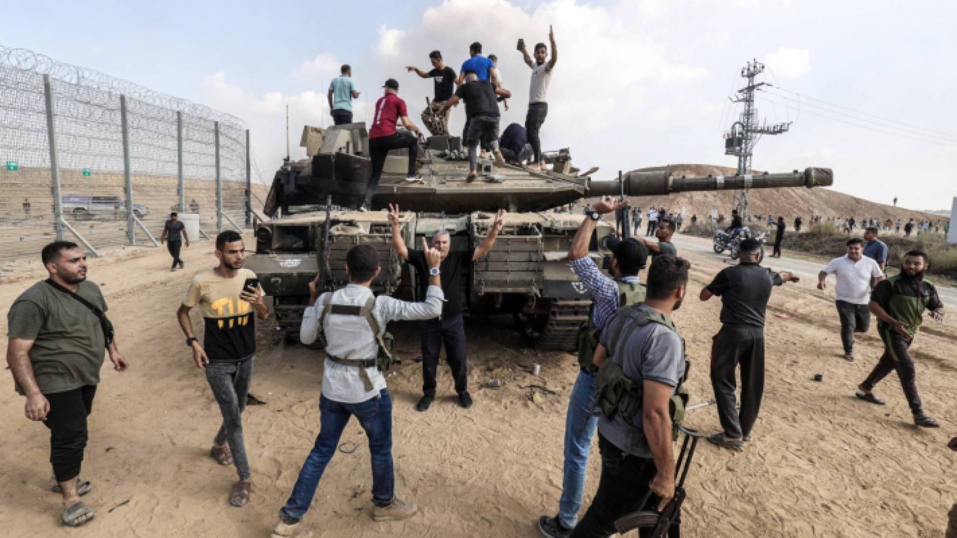 فلسطينيون يعتلون دبابة للاحتلال مع انطلاق طوفان الأقصى