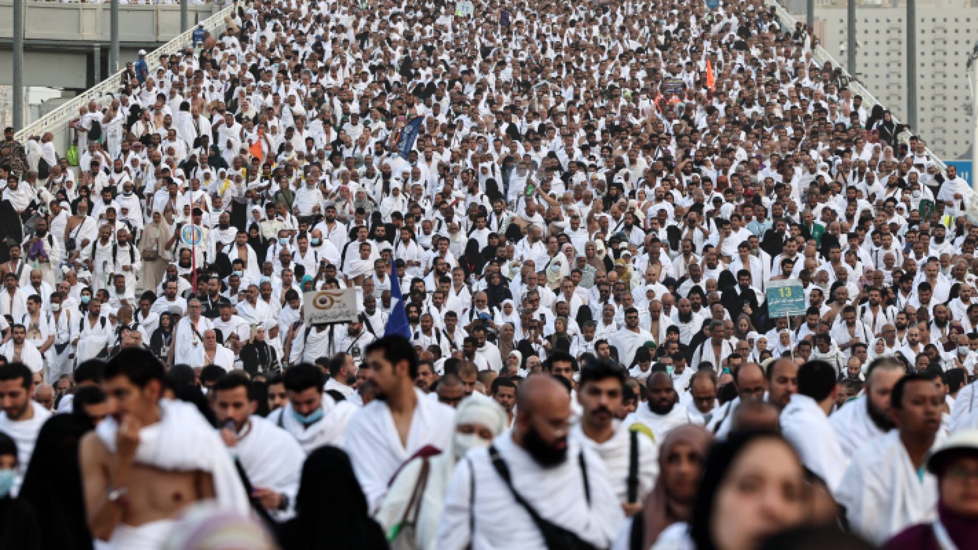 الحجاج يؤدون مناسك الحج في منى