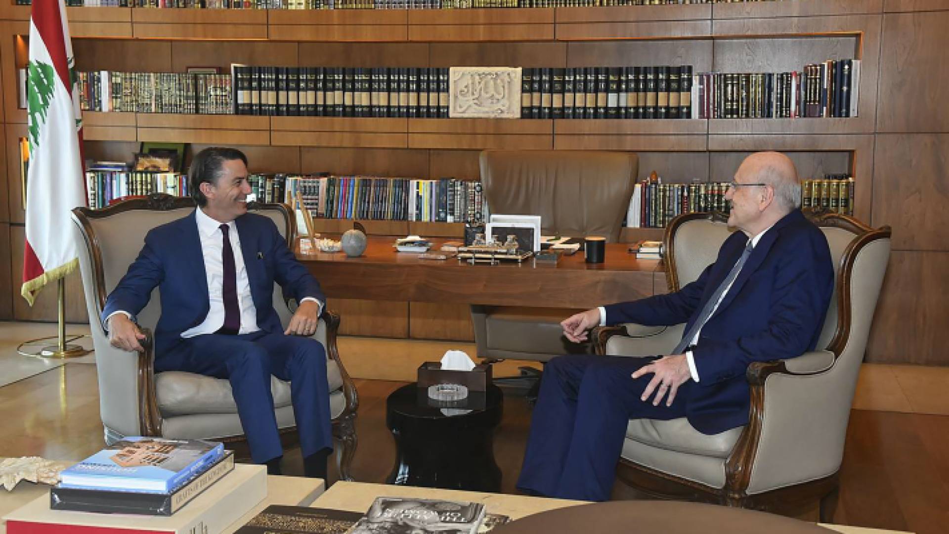 رئيس حكومة تصريف الأعمال اللبنانية نجيب ميقاتي والمبعوث الأمريكي الخاص آموس هوكستين