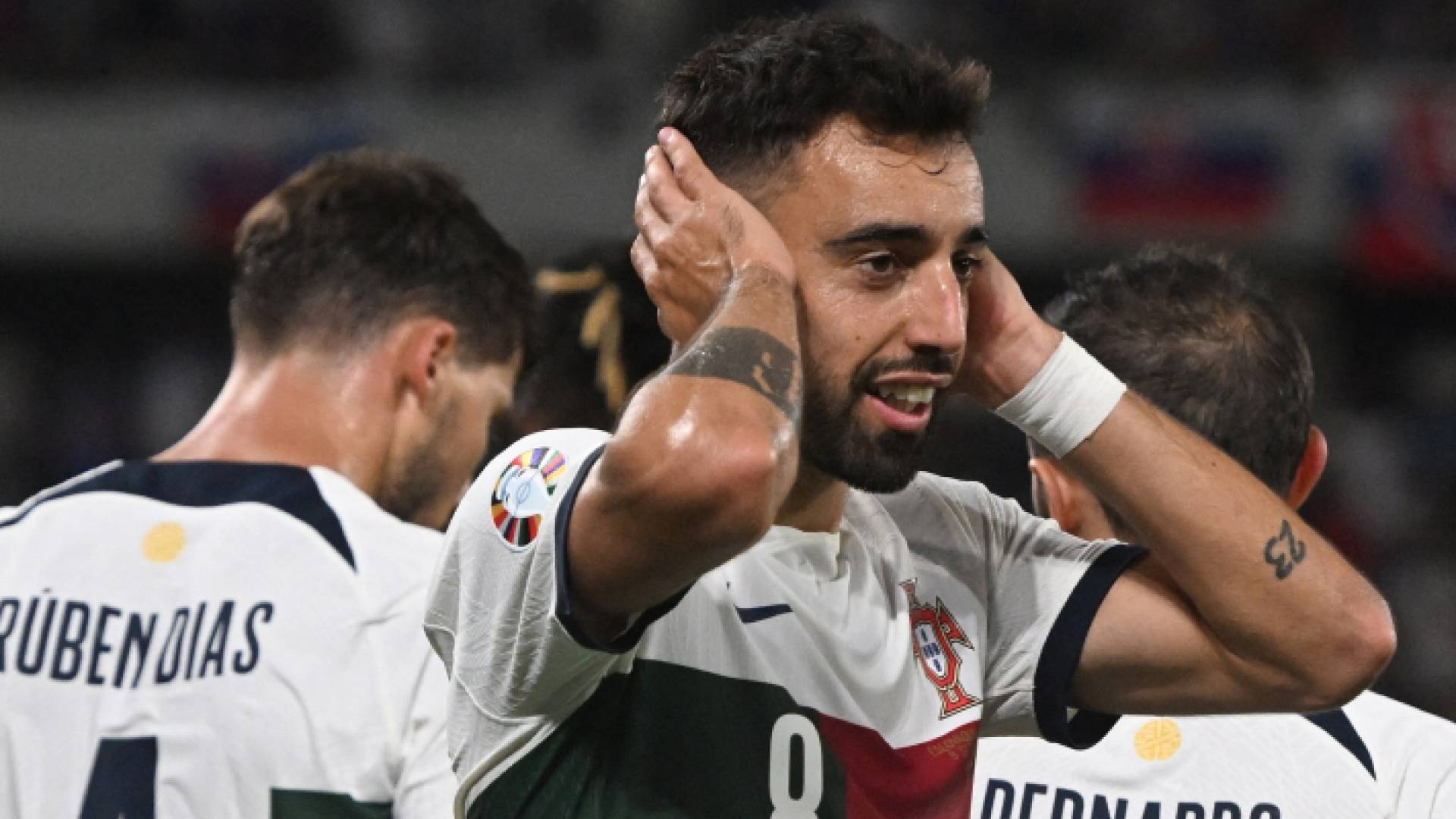 البرتغالي برونو فيرنانديز يحتفل بهدف سابق