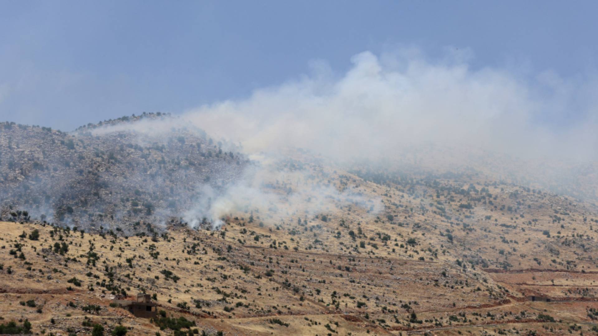 تصاعد الدخان نتيجة قصف الاحتلال بالقرب من قرية شبعا