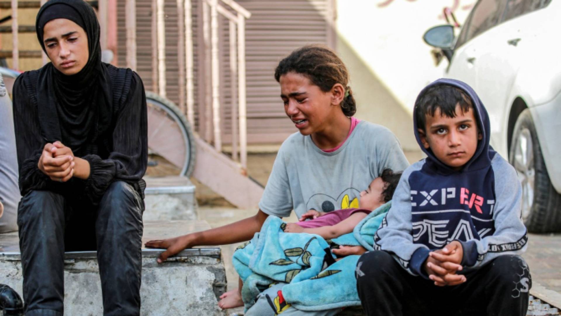 فتاة فلسطينية تبكي عائلتها في غزة