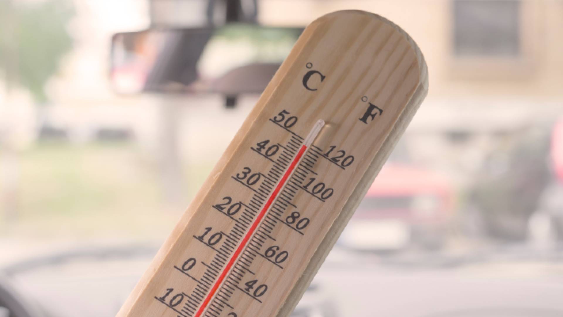 ميزان حرارة يشير إلى ارتفاع درجات الحرارة إلى 50 مئوية