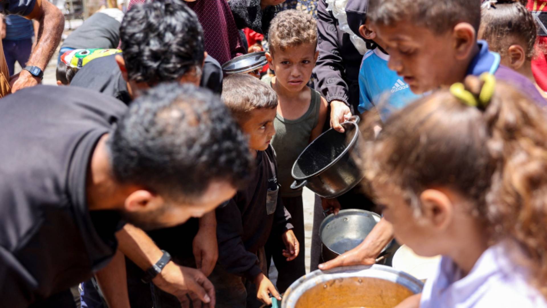أطفال غزة يتوافدون للحصول على القليل من الطعام