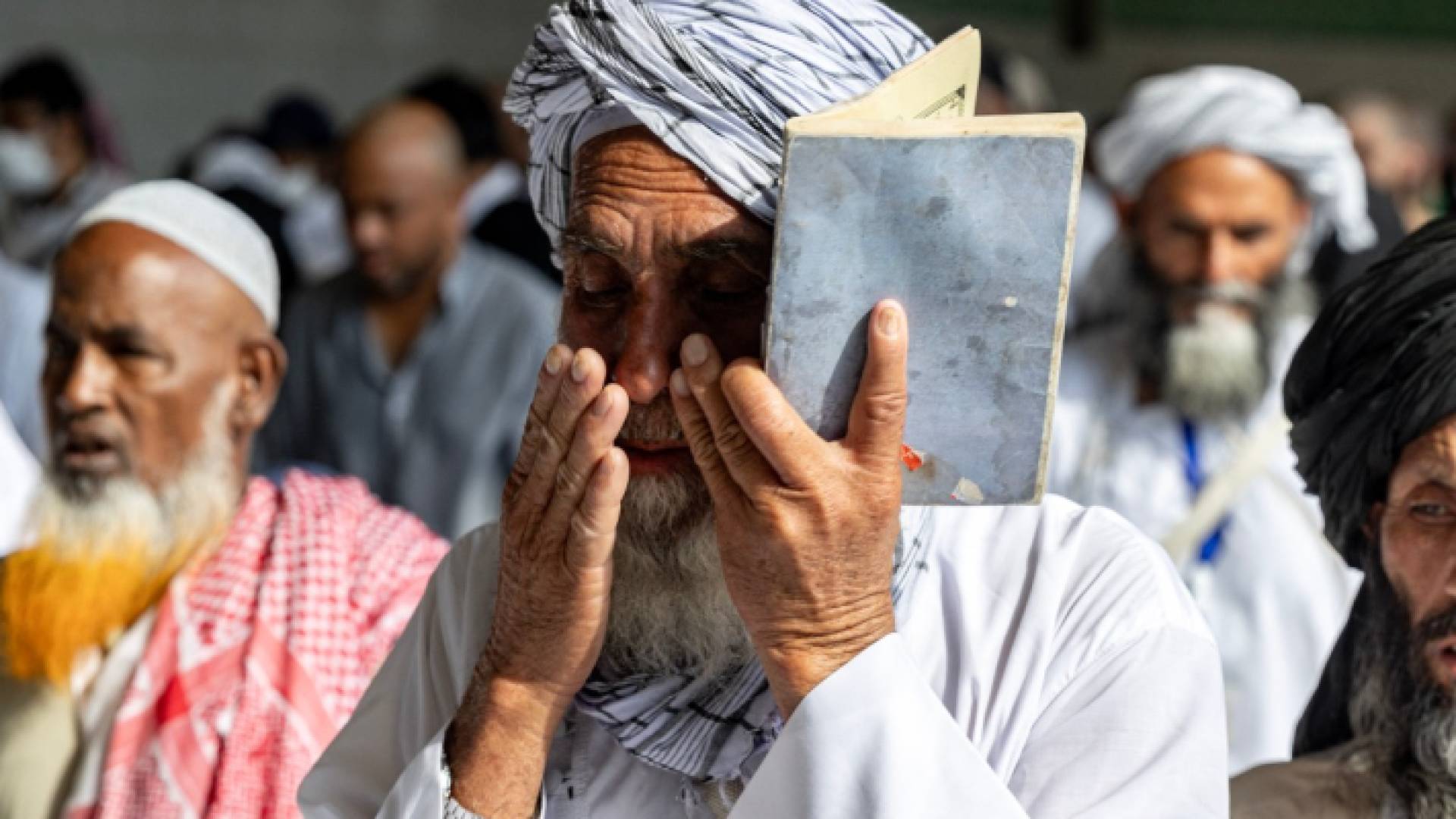 حجاج يؤدون مناسك الحج