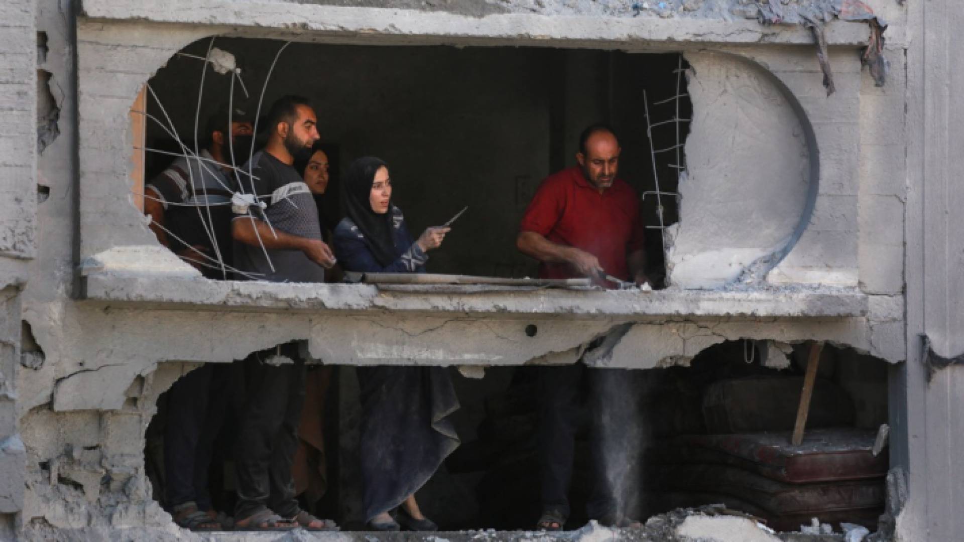 عائلة فلسطينية تعود إلى منزلها بعد قصفه بغزة