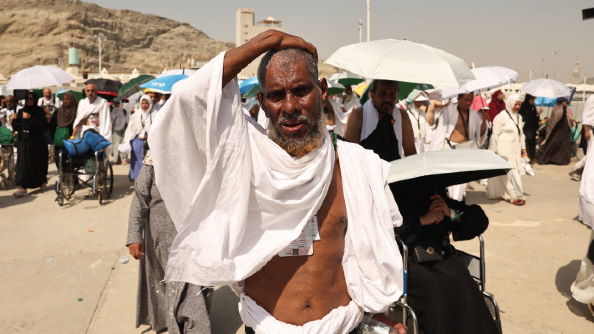 حاج يحاول حجب أشعة الشمس خلال أداء المناسك