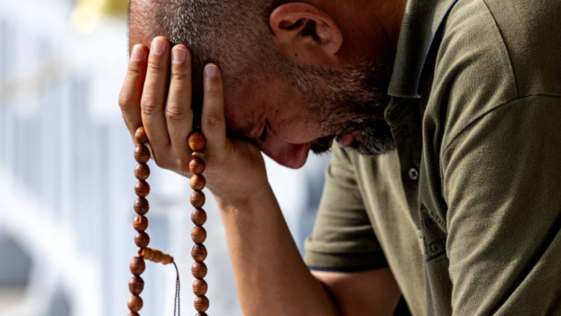 حاج يبكي أحد أقاربه