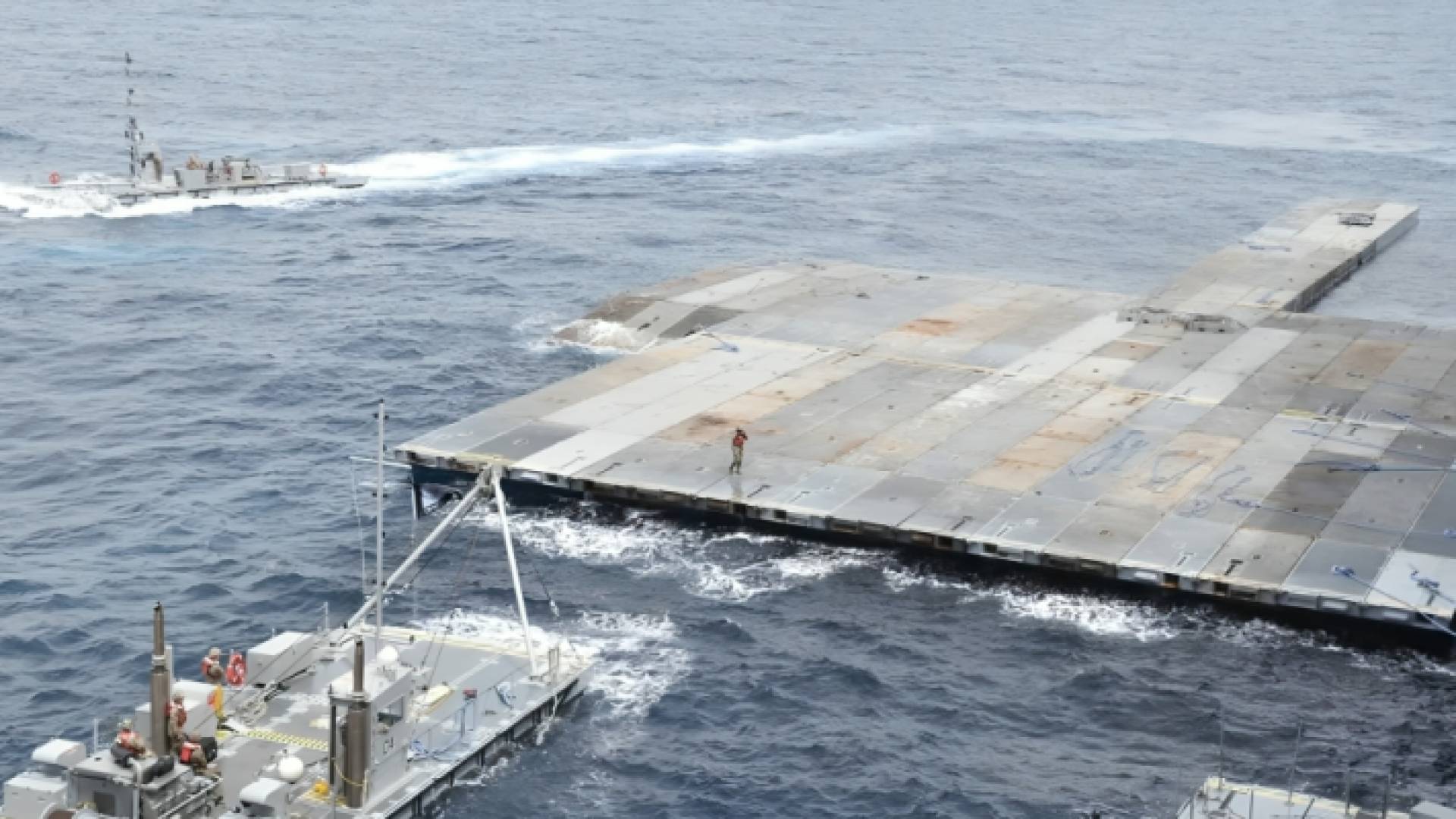 الرصيف العائم قبالة شواطئ غزة