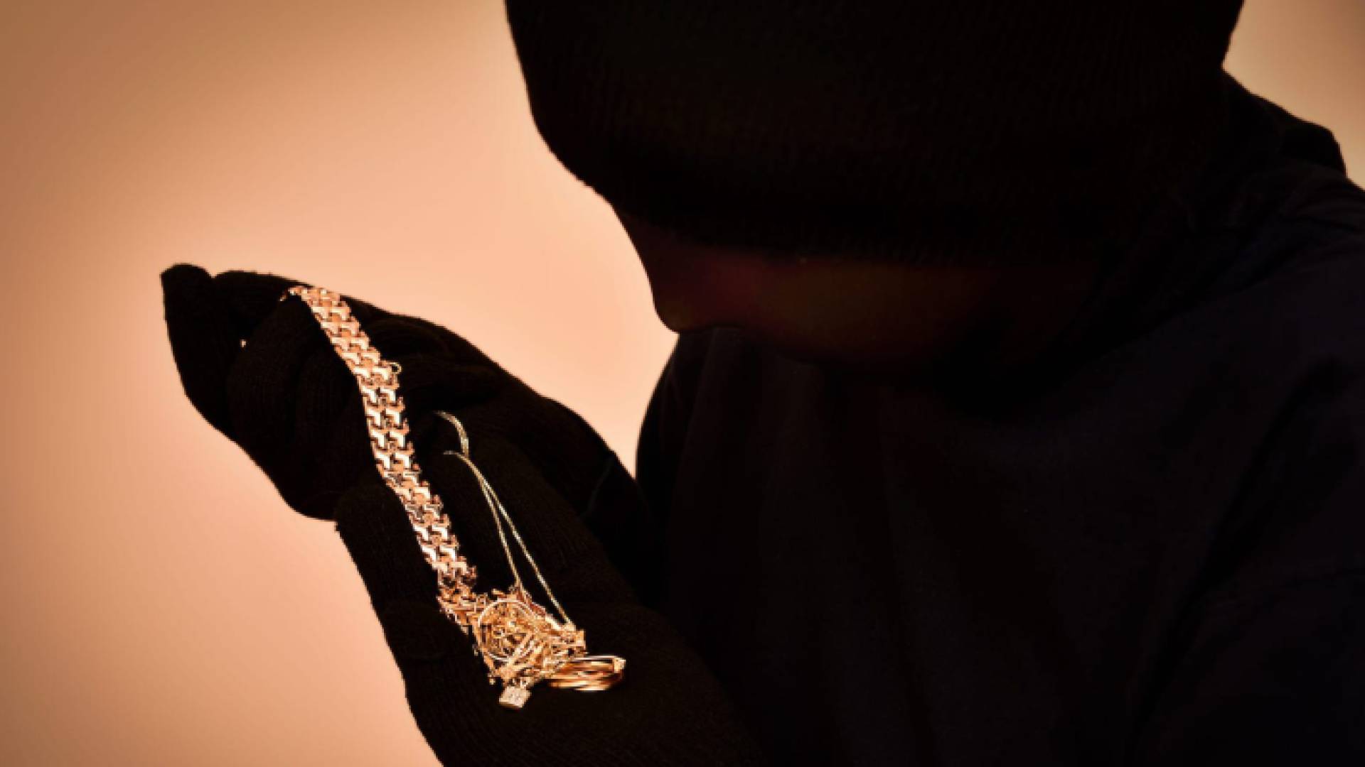 صورة تعبر عن سرقة مصاغ ذهبي