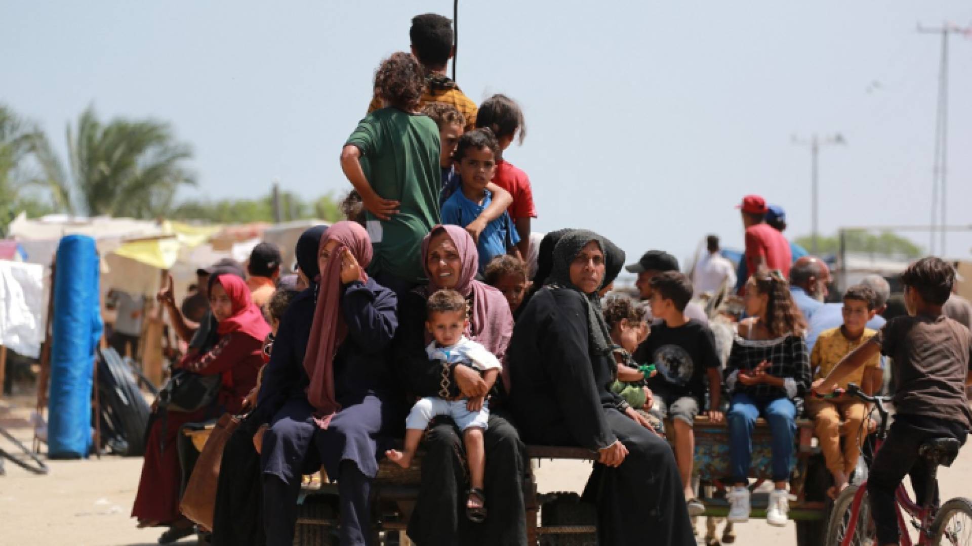 فلسطينيون يتركون منازلهم قسرا