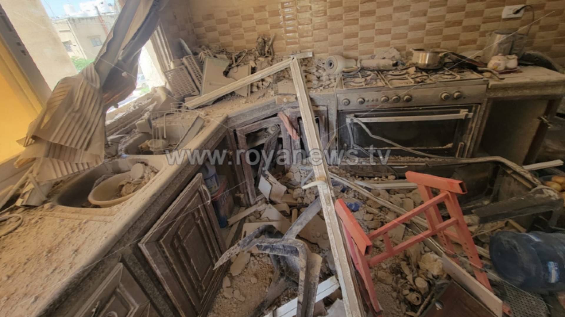 تضرر منزل من جراء انفجار في منطقة ماركا