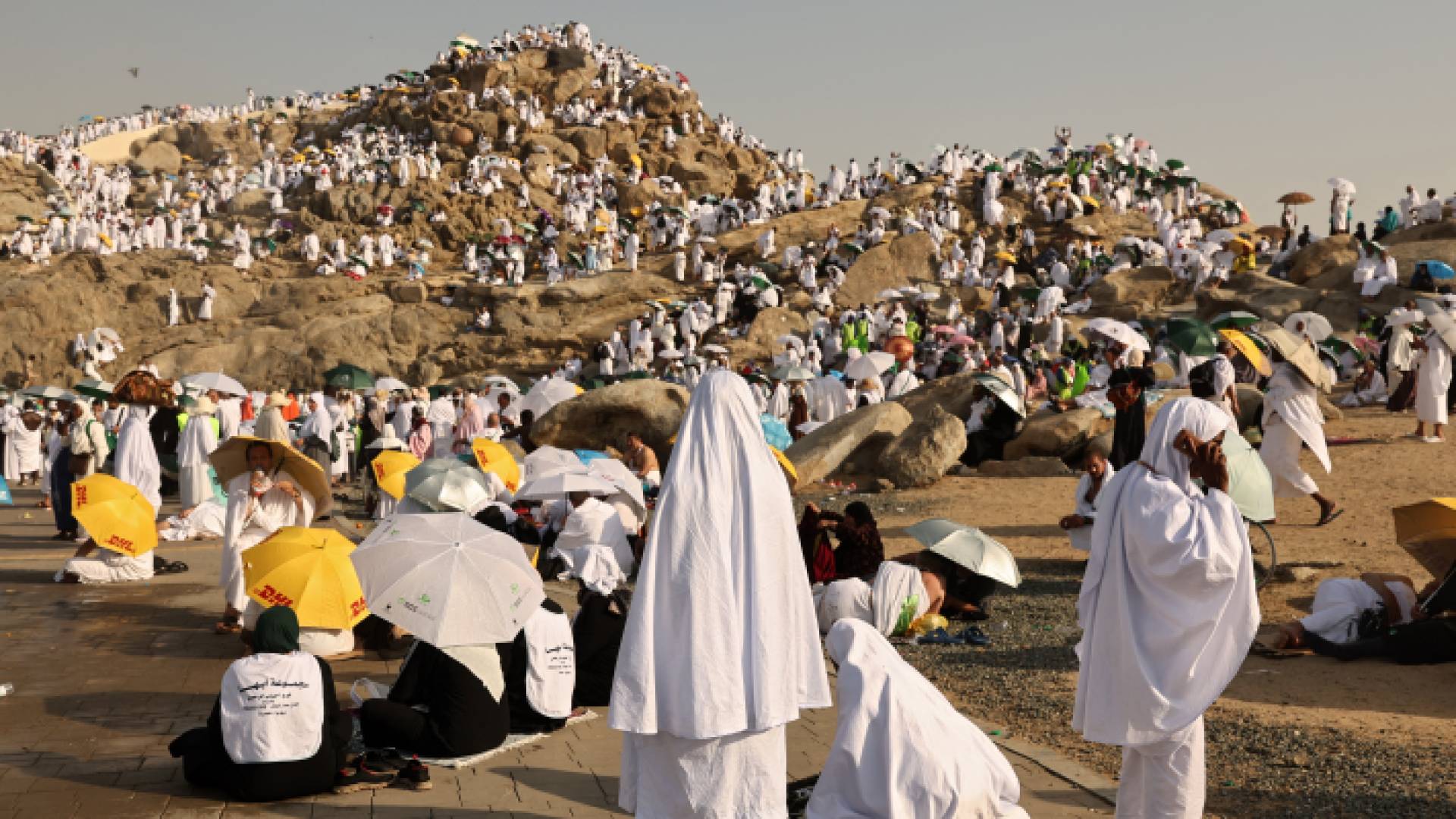 حجاج على جبل عرفات في المملكة العربية السعودية