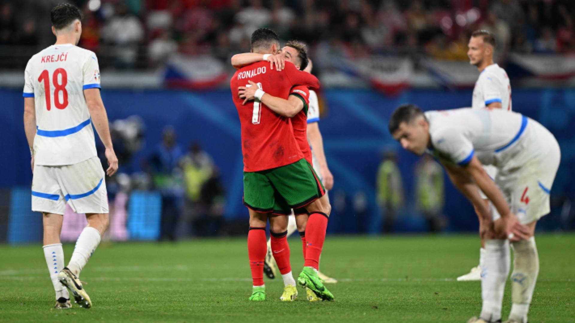 كريستيانو رونالدو يحتفل بهدف منتخب بلاده الثاني