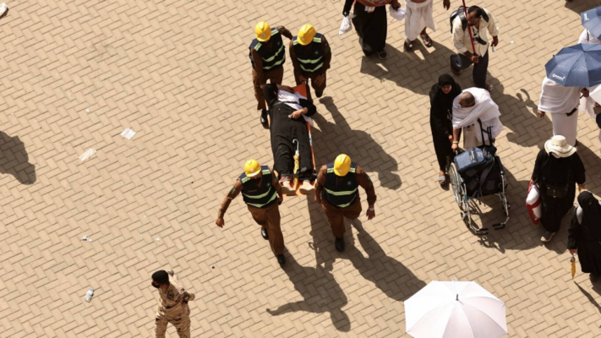 إخلاء حاج مصاب بضربة شمس