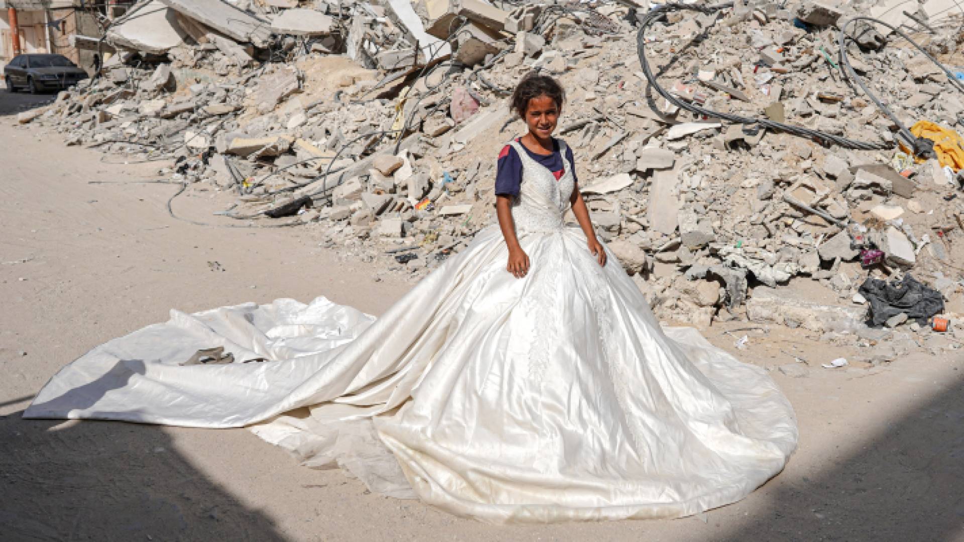 طفلة فلسطينية ترتدي فستان عثرت عليه وسط الدمار في خان يونس