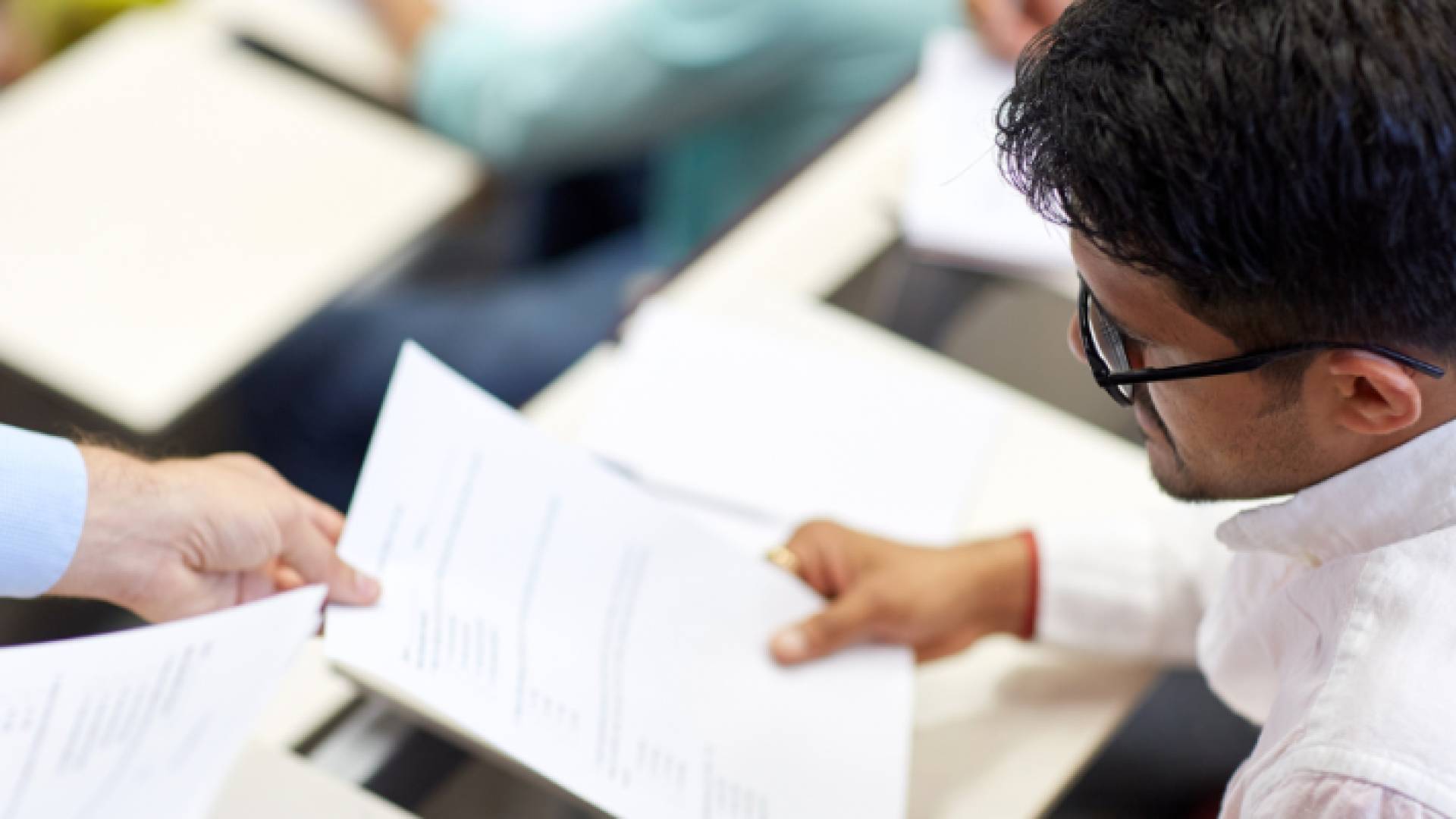 طالب يتسلم ورقة امتحان